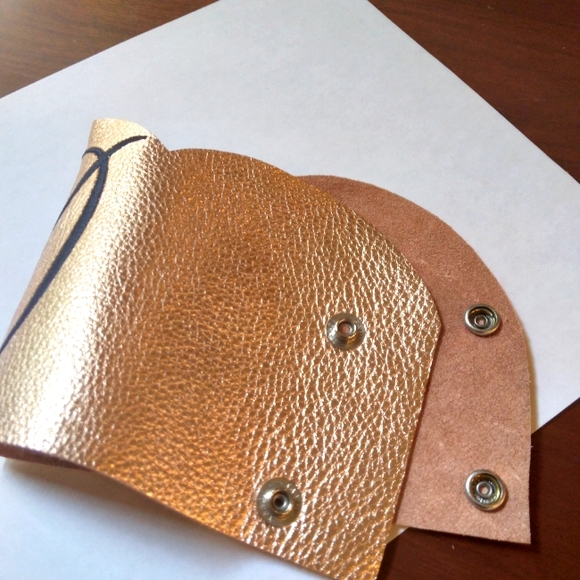 💥 CLOSET CLOSING SALE 💥 Genuine Leather Embroidery Glass/Cup Holder - Picture 7 of 7